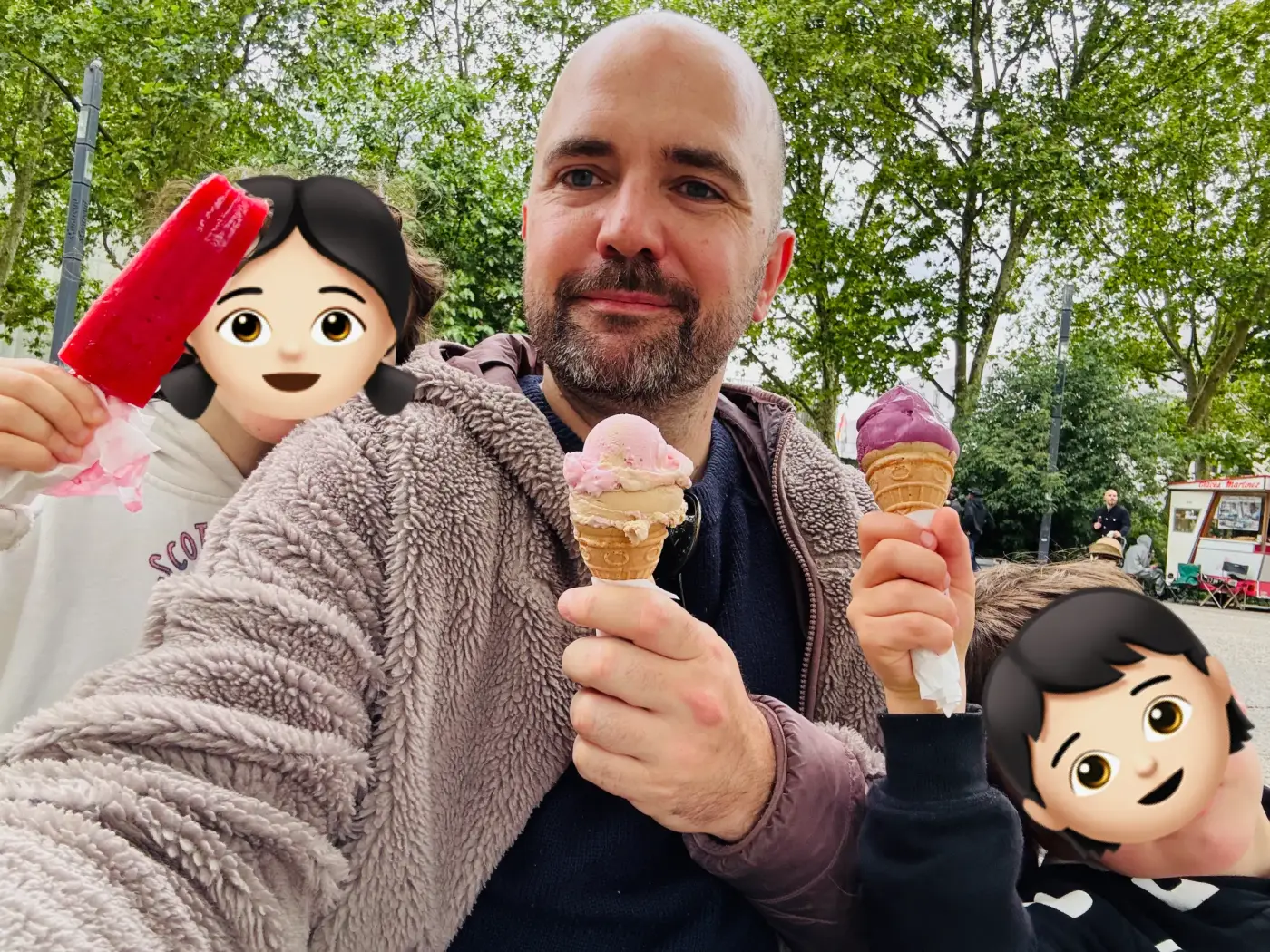 Nicolas Mathieu avec ses enfants chez le glacier Martinez à Montreuil